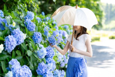 Téléchargez les photos : Belle femme avec des fleurs d'hortensia - en image libre de droit
