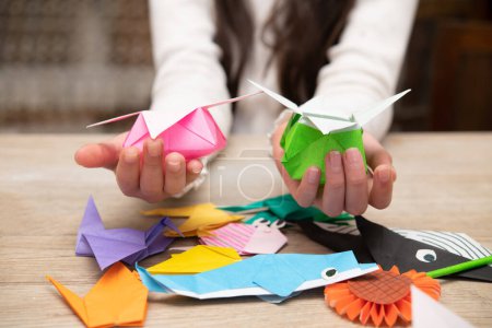 Foto de Mano de niña jugando con origami - Imagen libre de derechos