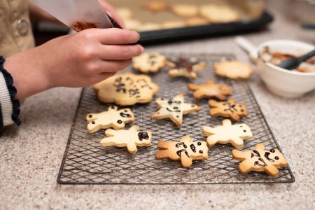 Téléchargez les photos : Mains d'enfant faisant des biscuits faits maison - en image libre de droit