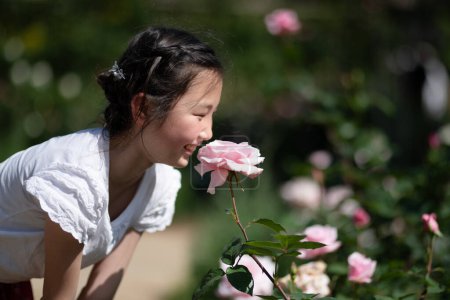 Téléchargez les photos : Fille sentant le parfum des roses - en image libre de droit