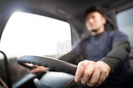 Téléchargez les photos : Main masculine conduisant un camion - en image libre de droit