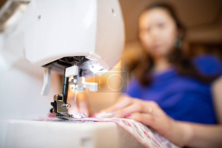 Foto de Mujer usando una máquina de coser - Imagen libre de derechos