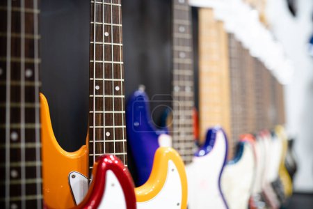 Téléchargez les photos : Beaucoup de guitares électriques alignées - en image libre de droit