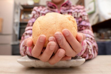 Téléchargez les photos : Enfant manger une grande bouffée de crème - en image libre de droit
