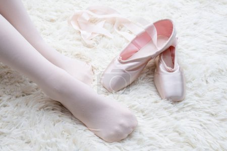 Foto de Zapatos de punta y pies de niña - Imagen libre de derechos