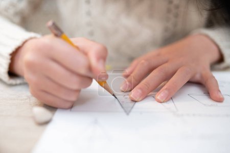 Foto de Un niño estudiando con una regla de triángulo - Imagen libre de derechos