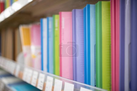 Foto de Muchos cuadernos de colores en exhibición - Imagen libre de derechos