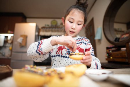 Téléchargez les photos : Fille faire des beignets à la maison - en image libre de droit