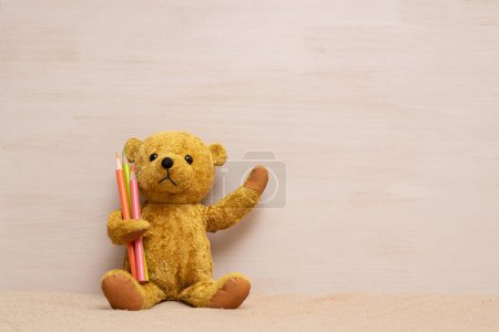 Téléchargez les photos : Ours en peluche avec crayons de couleur - en image libre de droit