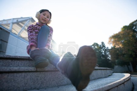 Foto de Niño sentado en la escuela escaleras - Imagen libre de derechos