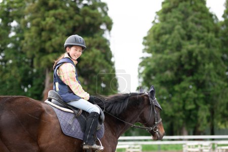 Foto de Linda chica disfrutando de montar a caballo - Imagen libre de derechos