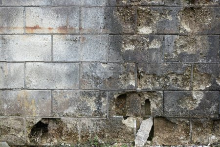 Téléchargez les photos : Vieux mur de bloc sale et fissuré - en image libre de droit