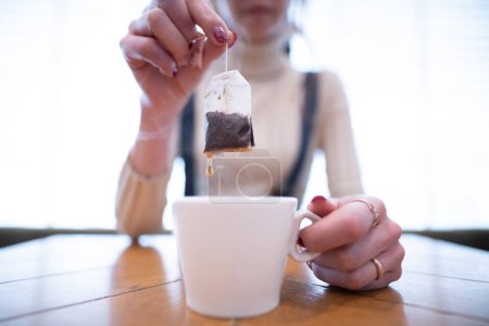 Téléchargez les photos : Femme buvant du café dans un café - en image libre de droit