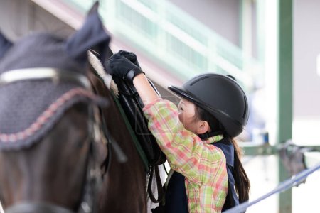 Téléchargez les photos : Enfant prenant soin du cheval - en image libre de droit
