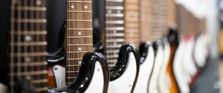 Foto de Muchas guitarras eléctricas alineadas - Imagen libre de derechos