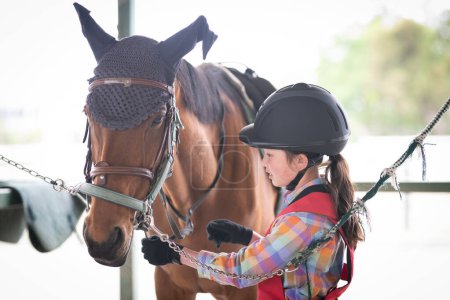 Téléchargez les photos : Enfant prenant soin d'un cheval - en image libre de droit