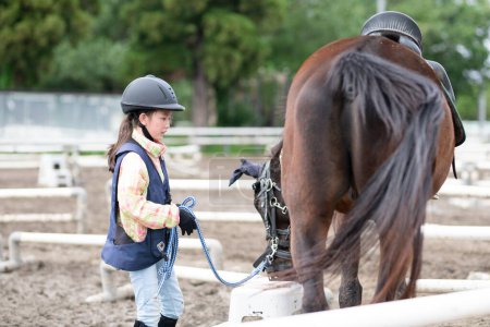 Foto de Niño cuidando del caballo - Imagen libre de derechos