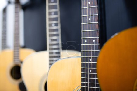 Téléchargez les photos : De nombreuses guitares acoustiques alignées - en image libre de droit