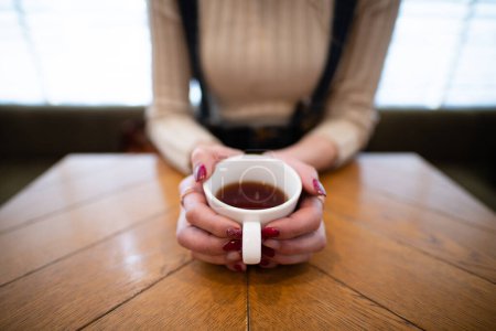 Téléchargez les photos : Les mains de la femme tenant une tasse de café - en image libre de droit