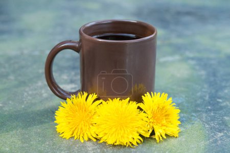 Téléchargez les photos : Fleurs de pissenlit et tasse à café - en image libre de droit