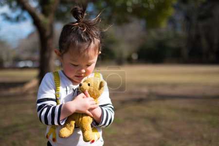 Foto de Niña jugando con un osito de peluche - Imagen libre de derechos