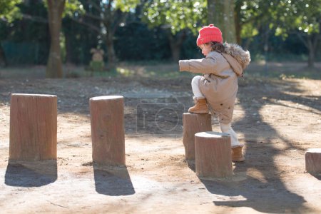 Téléchargez les photos : Fille jouer dans le parc - en image libre de droit