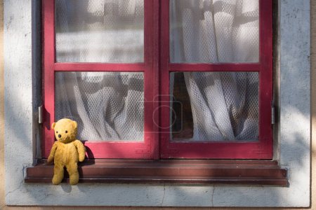 Foto de Osito de peluche para sentarse junto a la ventana - Imagen libre de derechos