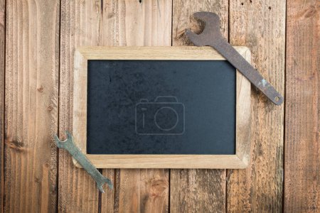 Téléchargez les photos : Vieux outils et tableau noir sur fond en bois - en image libre de droit
