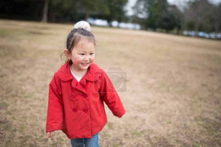 Téléchargez les photos : Fille courir dans l 'champ - en image libre de droit
