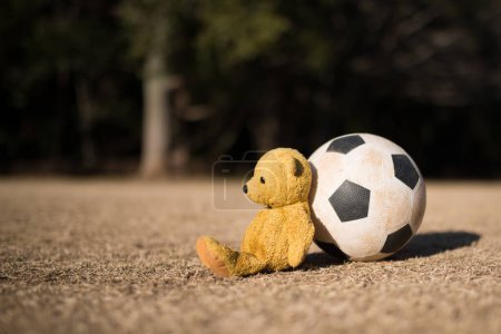 Téléchargez les photos : Ballon de football et ours en peluche au sol - en image libre de droit