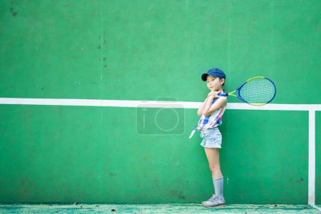 Téléchargez les photos : Fille avec une raquette de tennis sur le court - en image libre de droit
