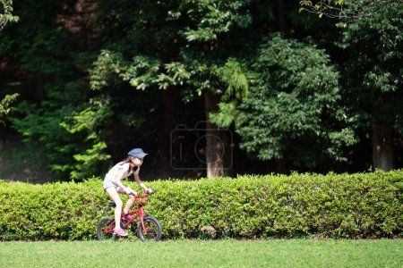 Téléchargez les photos : Fille en vélo rouge - en image libre de droit