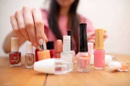 Foto de Mujer mano elegir esmalte de uñas - Imagen libre de derechos