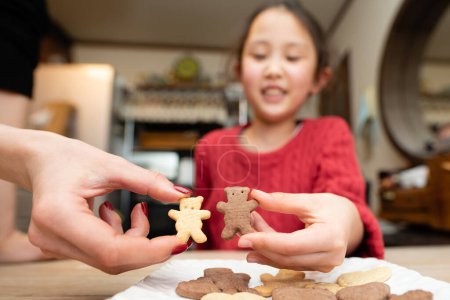 Téléchargez les photos : Mère et fille faisant des biscuits - en image libre de droit