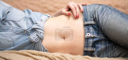 Foto de Hermosa cintura de una mujer en jeans - Imagen libre de derechos