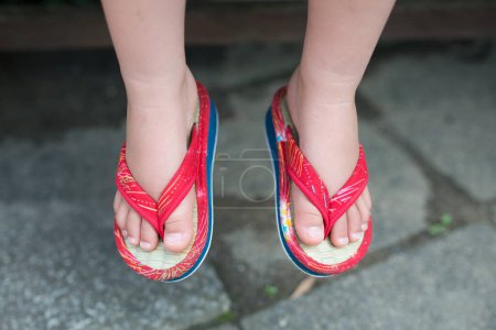 Foto de Sandalias japonesas en pies de niño - Imagen libre de derechos