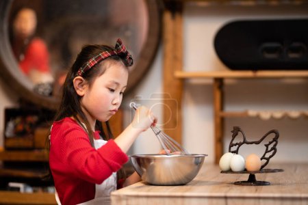Foto de Una chica haciendo dulces en su cocina - Imagen libre de derechos