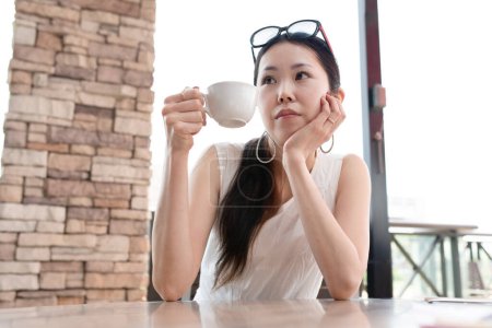 Foto de Mujer tomando café en un café - Imagen libre de derechos