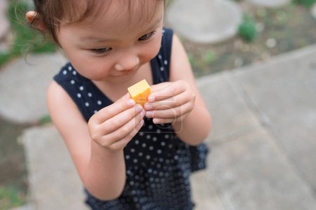 Téléchargez les photos : Fille à manger du fromage - en image libre de droit
