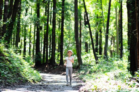Téléchargez les photos : Fille courir dans le parc naturel - en image libre de droit