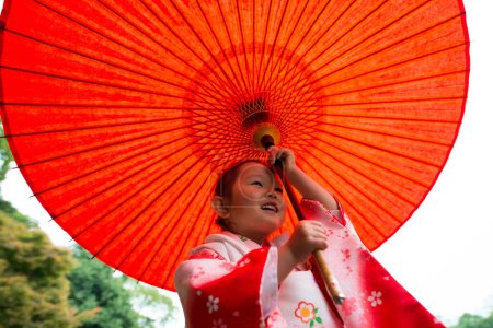 Téléchargez les photos : Asiatique fille dans traditionnel kimono avec parapluie - en image libre de droit