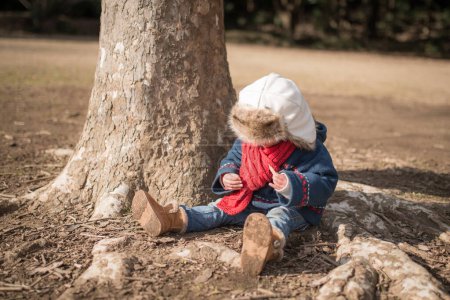 Téléchargez les photos : Fille jouer dans le parc - en image libre de droit