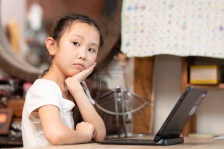 Téléchargez les photos : Petite fille en utilisant ordinateur - en image libre de droit