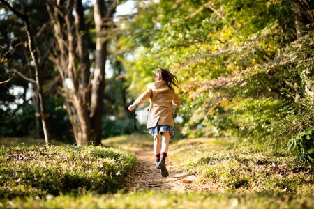 Téléchargez les photos : Une fille qui court sur un sentier forestier - en image libre de droit