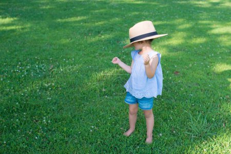Téléchargez les photos : Fille portant un chapeau trop grand - en image libre de droit