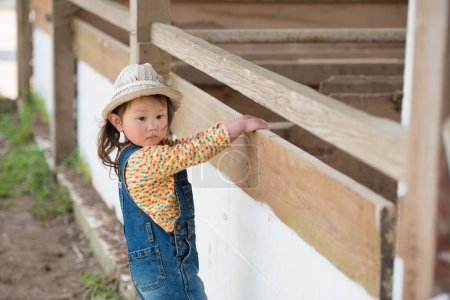 Téléchargez les photos : Fille jouant dans le ranch - en image libre de droit