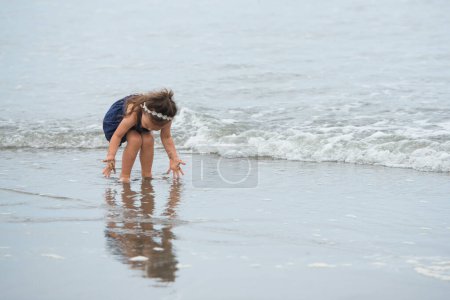 Foto de Chica jugando en la playa - Imagen libre de derechos
