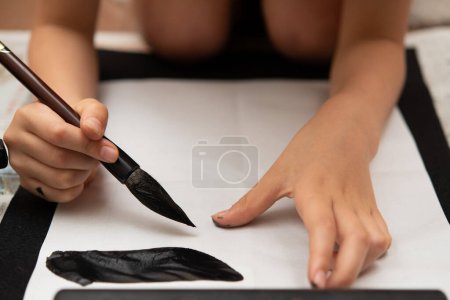 Téléchargez les photos : Fille à la calligraphie à la maison - en image libre de droit