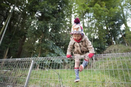 Téléchargez les photos : Fille pour surmonter la clôture - en image libre de droit