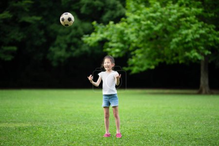 Foto de Chica jugando con una pelota de fútbol - Imagen libre de derechos
